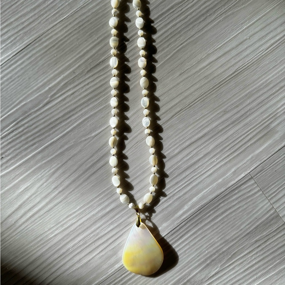 Shell Pearl Necklace - Picture 3 of 4